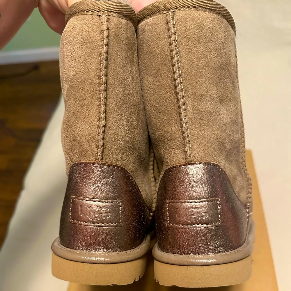 UGG Kids Size 4 = Women’s 6 Brown Short Boots w/ Chrome Heel Logo